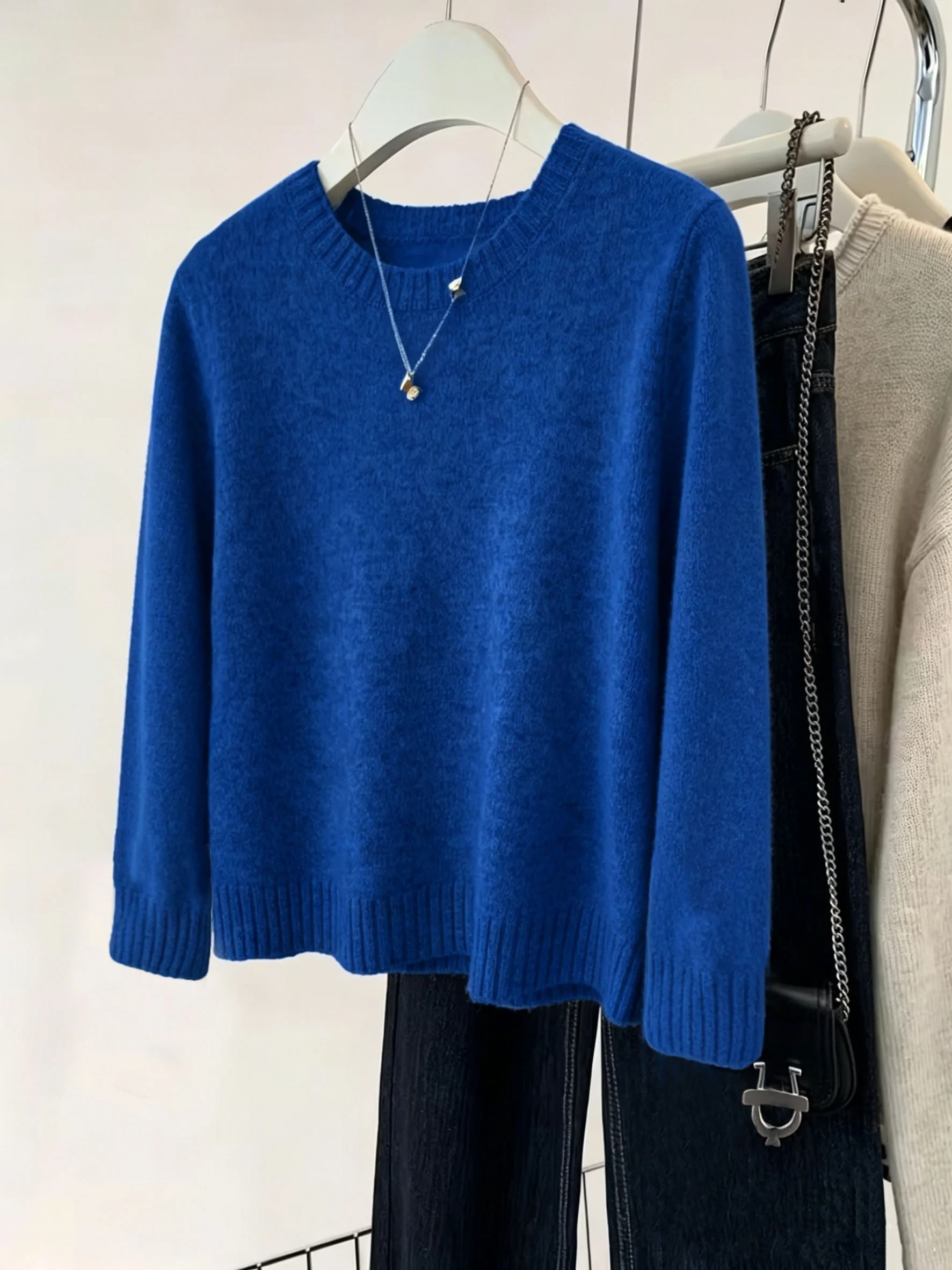 Damenpullover mit langen Ärmeln, Rundhalsausschnitt und schlichtem, einfarbigem Design, ideal für Herbst und Winter. – Detail 5