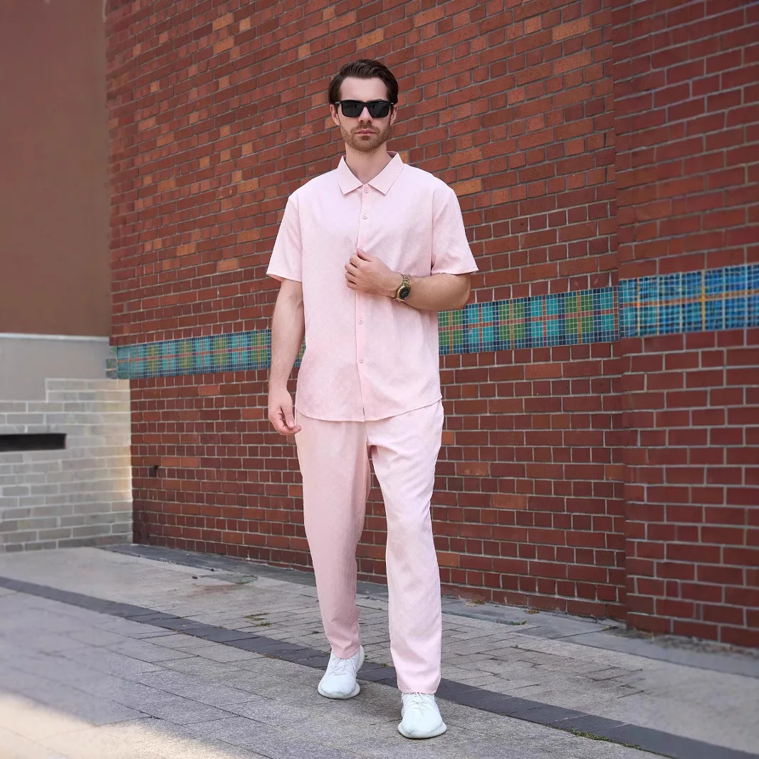 Bild 5: Sommerliches Herren-Set im neuen Stil mit Palastmuster, Blumendruck, kurzärmeligem, einfarbigem Freizeithemd und langer Hose für den Outdoor-Bereich.