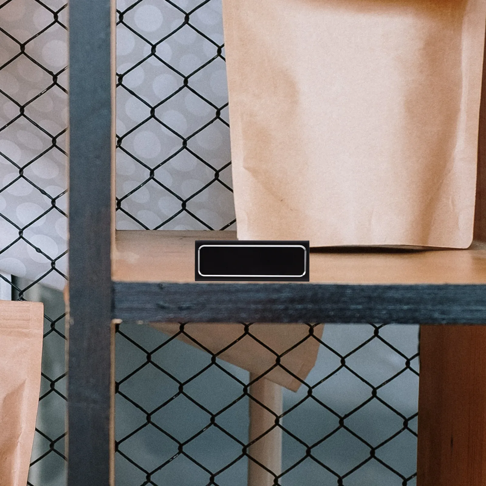 

Многофункциональная ценовая табличка для розничной торговли: для косметики, очков, ювелирных изделий, вина, одежды, магазинов, отелей. Простая в использовании настольная табличка.