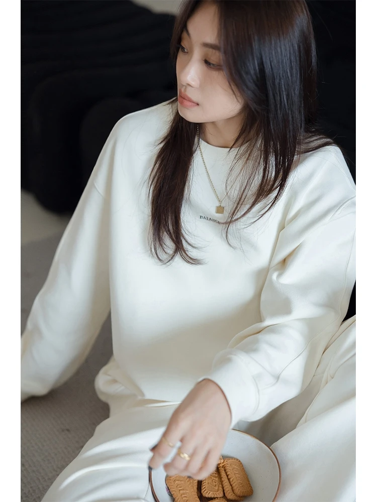 

Комплект из белого свитшота и брюк для женщин, повседневный, весенне-осенний, коллекция Queen's Home, оригинальный модный комплект