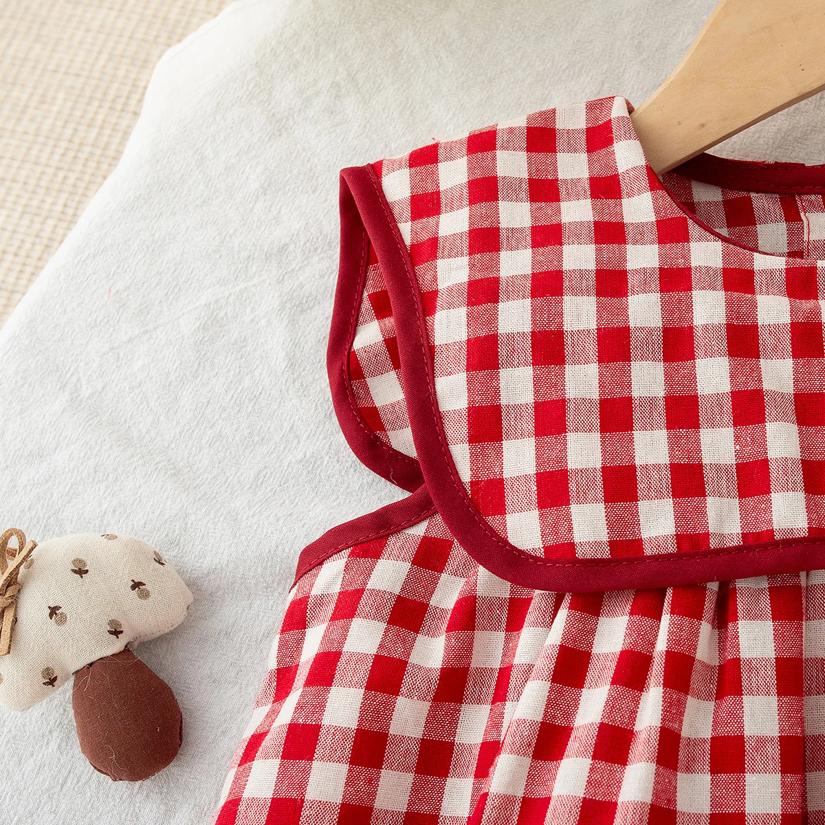 Sommerliches, hübsches Baby-Mädchen-Outfit-Set, bequemes, rot kariertes Oberteil mit Puppenkragen und Cartoon-Stickerei sowie einfarbige weiße Kleinkind-Shorts – Detail 4