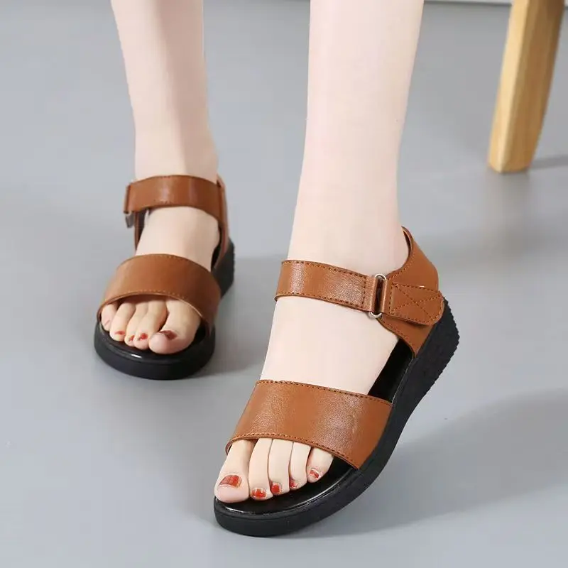 

Женские кожаные сандалии на плоской подошве больших размеров, летние, новые, с мягкой подошвой, нескользящие, с открытым носком, для женщин среднего и пожилого возраста, на липучке.