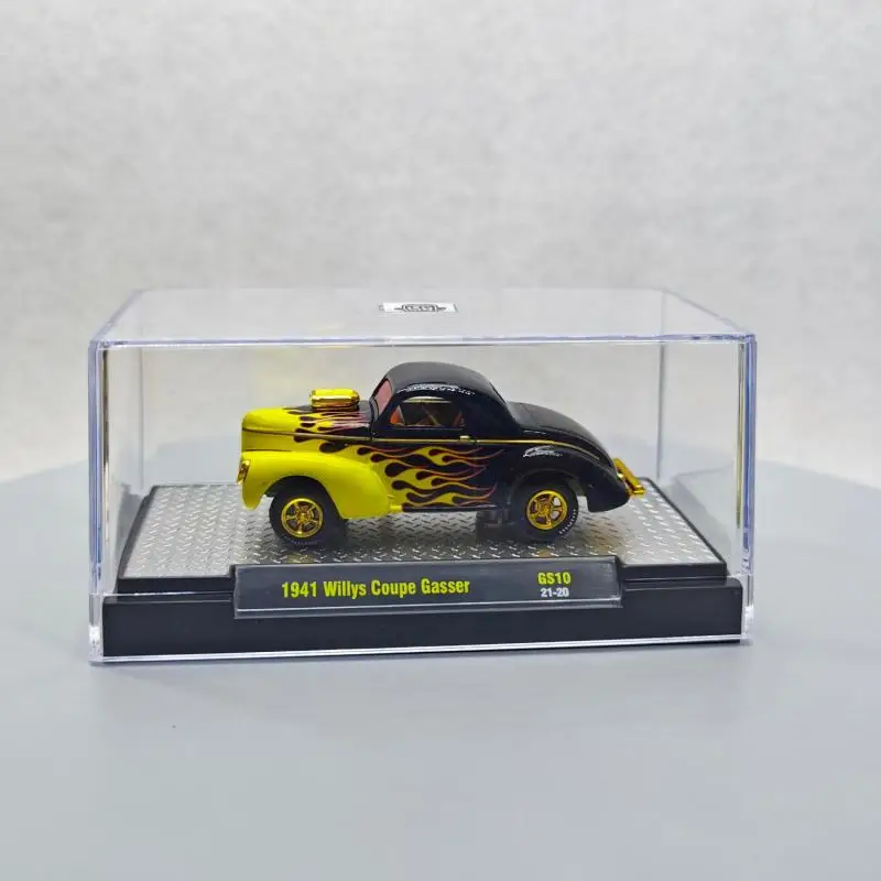 M2 เครื่อง 1/64 1941 Willys Coupe Gasser สีเหลืองและสีดํารถ Die-cast รุ่นคอลเลกชันจอแสดงผลเด็กของขวัญ