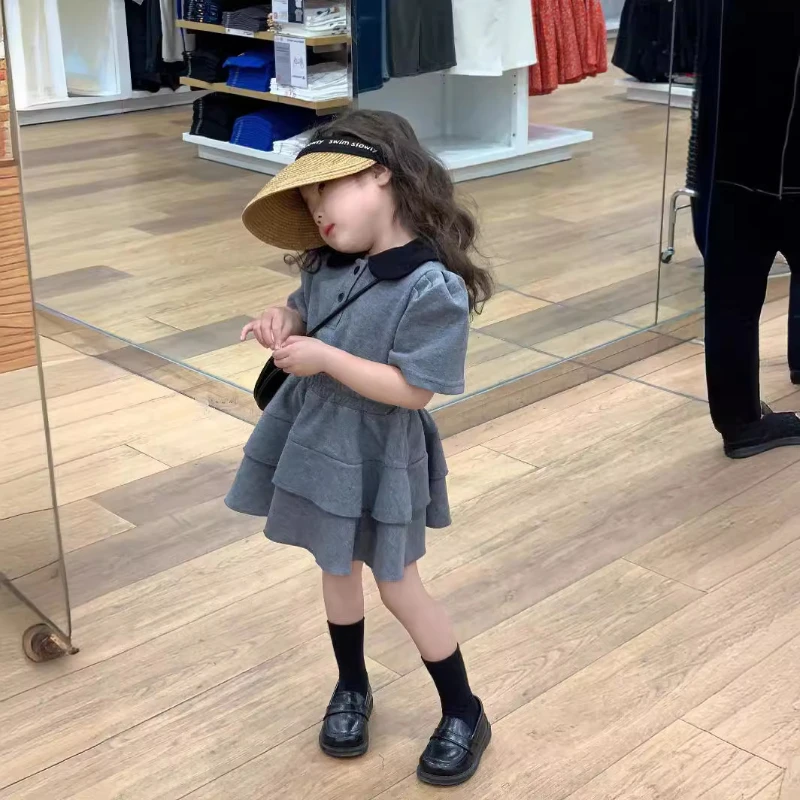 Versione coreana delle ragazze 2024 estate nuovo grigio Top a maniche corte e gonna corta ragazza Baby Fashion Academy Style Set