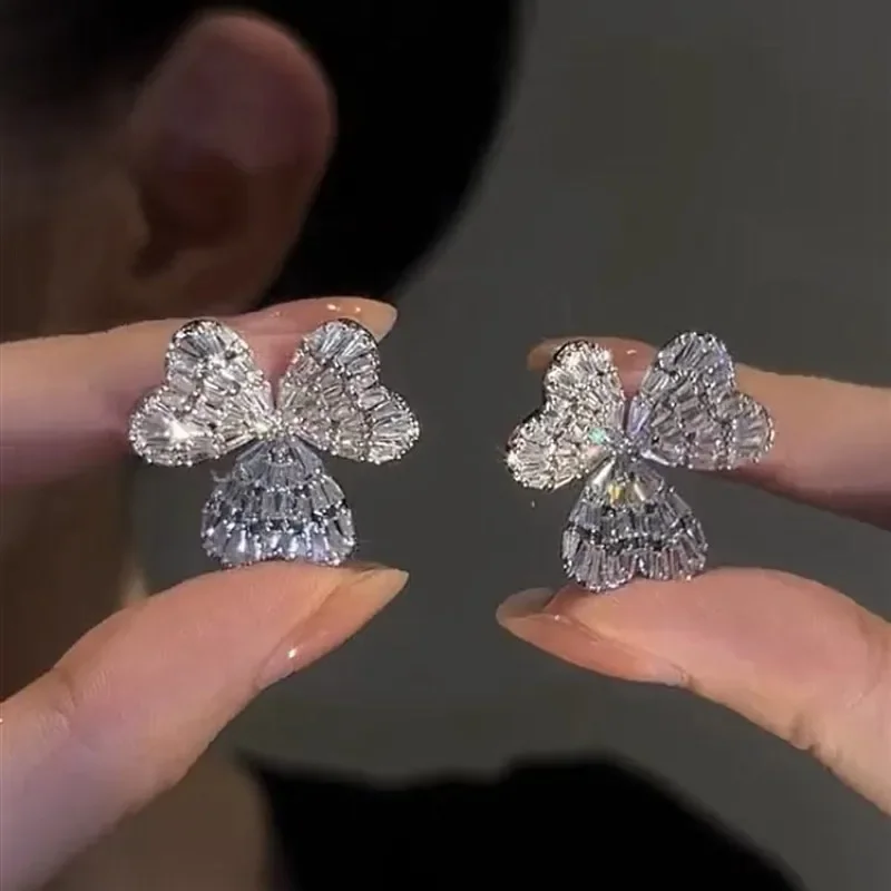 Light Luxury High-end Petal Super Sparkling Full Zircon Three Leaf Flower Exquisite Sparkling Heart-shaped Earrings.