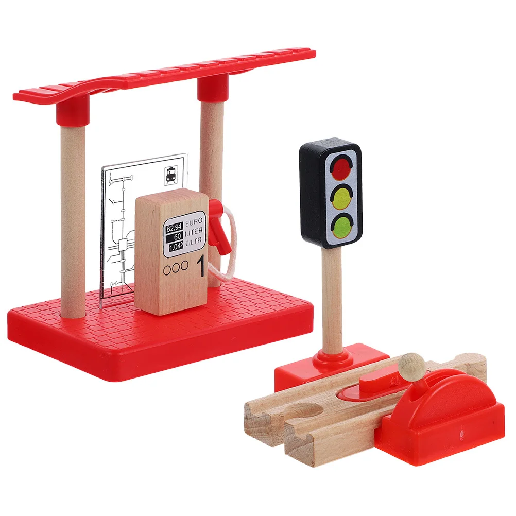 1Set Holz Eisenbahngleis Zubehör Niedliche DIY Tankstelle und Lift Road Block für Kinder Feinmotorikentwicklung Sandtisch