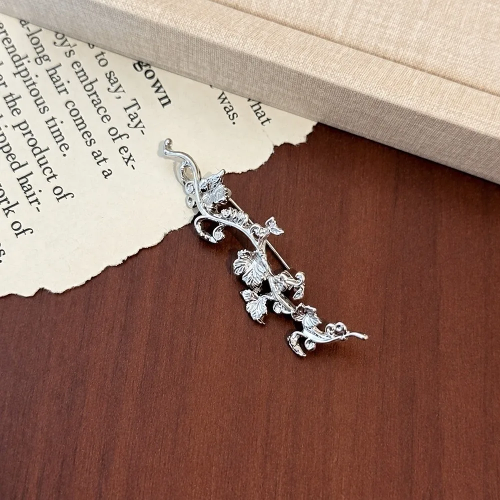 Temperament Vintage Maple Leaves Vine Brooches Long Retro Twisted Branch Lapel Pin Elegant Exquisite Plant Pins Party