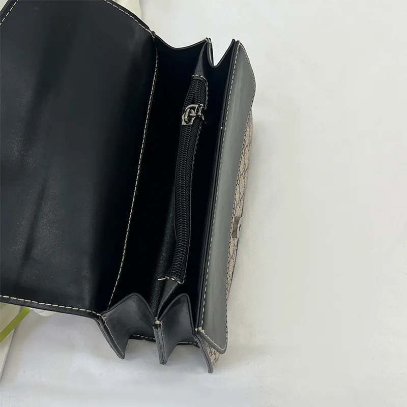 حقيبة كروس نسائية عصرية بطباعة حروف - PU مع حزام سلسلة معدنية وقفل مغناطيسي وقاعدة متينة للتسوق والاستخدام اليومي