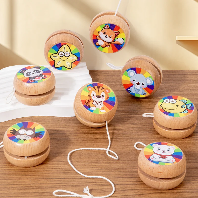 Urocze yo-yo, naciągnij sznurek, obrań na kulę, obrań na sztyfcie! Pokaż swoje sztuczki — dzieci się świetnie zabawiają z tą zabawną zabawką!