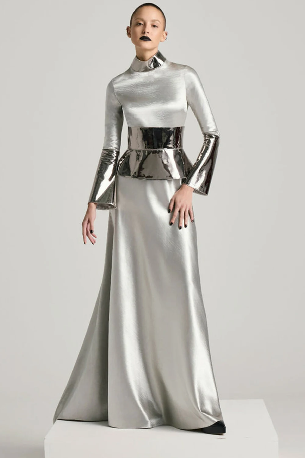 Satynowa sukienka maxi damska w kolorze srebrnym z metalicznym efektem, patchworkowa, z długim rękawem i golfem.