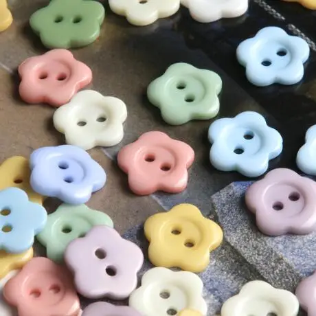10pcs/LotSize:12mm Flower shape resin two eyes Buttons fashion Button knitted cardigan DIY clothing decoration Sewing(SSA-4110)