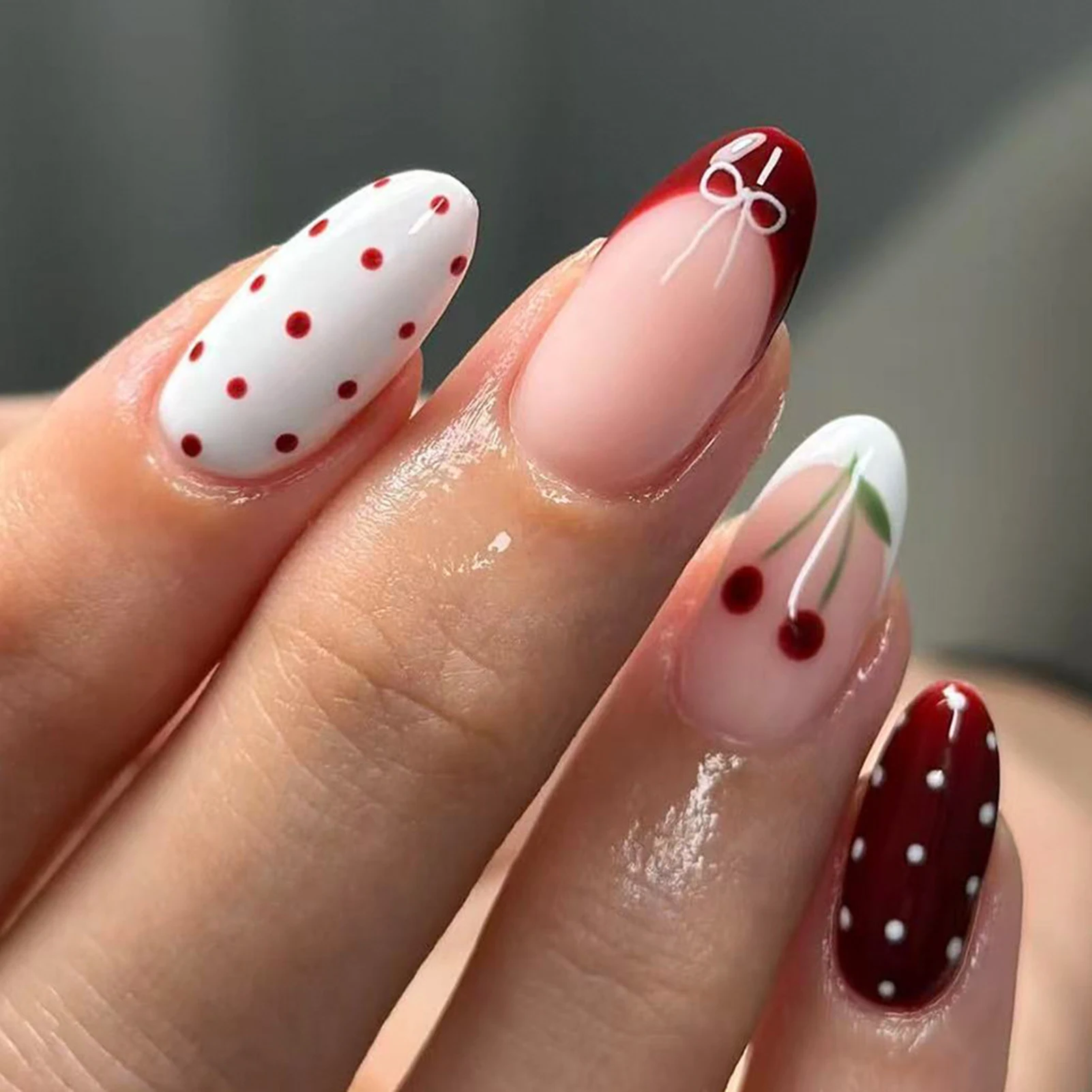 Faux ongles en forme d'amande rouge vin, 24 pièces, avec motifs à pois/nœud papillon/cerise, à pression française, pour femmes et filles, manucure à breloques du nouvel an