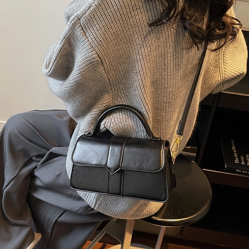 

High-End Minimalist Vintage Crossbody Bag For Women With Trendy Letter Logo Design And Large Capacity Solid Color