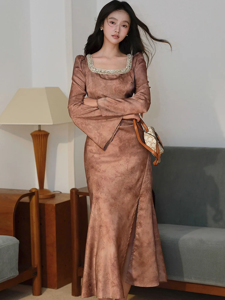 เดรสผู้หญิงลายวินเทจประดับเพชร คอเหลี่ยม หรูหรา สำหรับฤดูใบไม้ร่วงและฤดูหนาว แขนยาว ทรงเข้ารูป สไตล์เกาหลี ปี 2025 แต่งระบายเก๋ไก๋