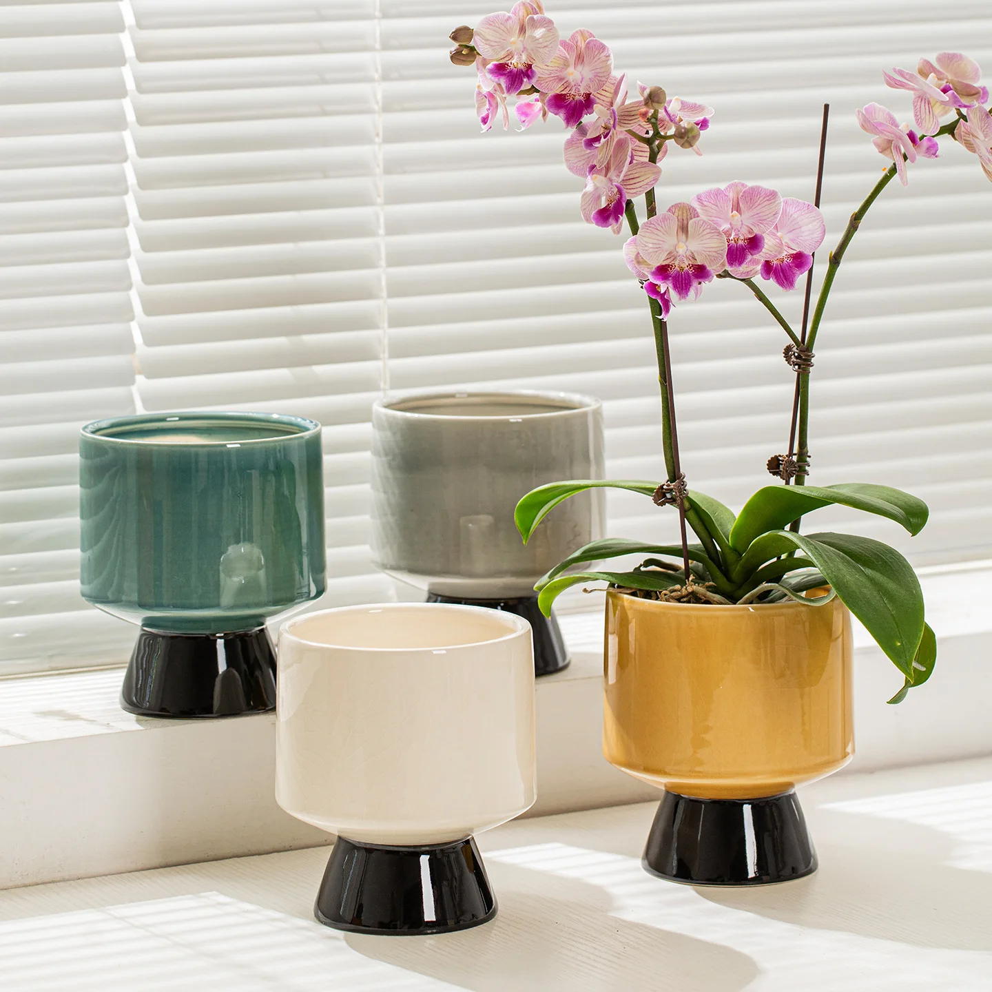 Simple Luxury Ceramic Phalaenopsis Pot Retro High Foot Design Advanced Sense Indoor Special Planter for Green Plants Decoration