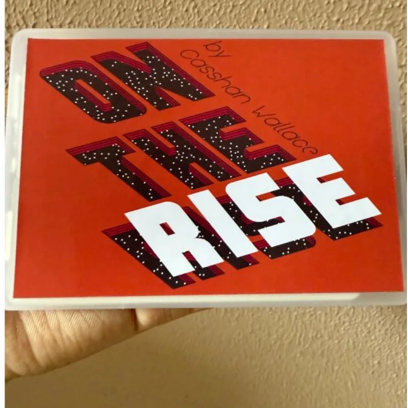 

On The Rise от Casshan W Трюки Крупным планом Волшебные трюки SIGNED Card Appear on A Deck Магический реквизит Иллюзии Волшебник Покер Магия