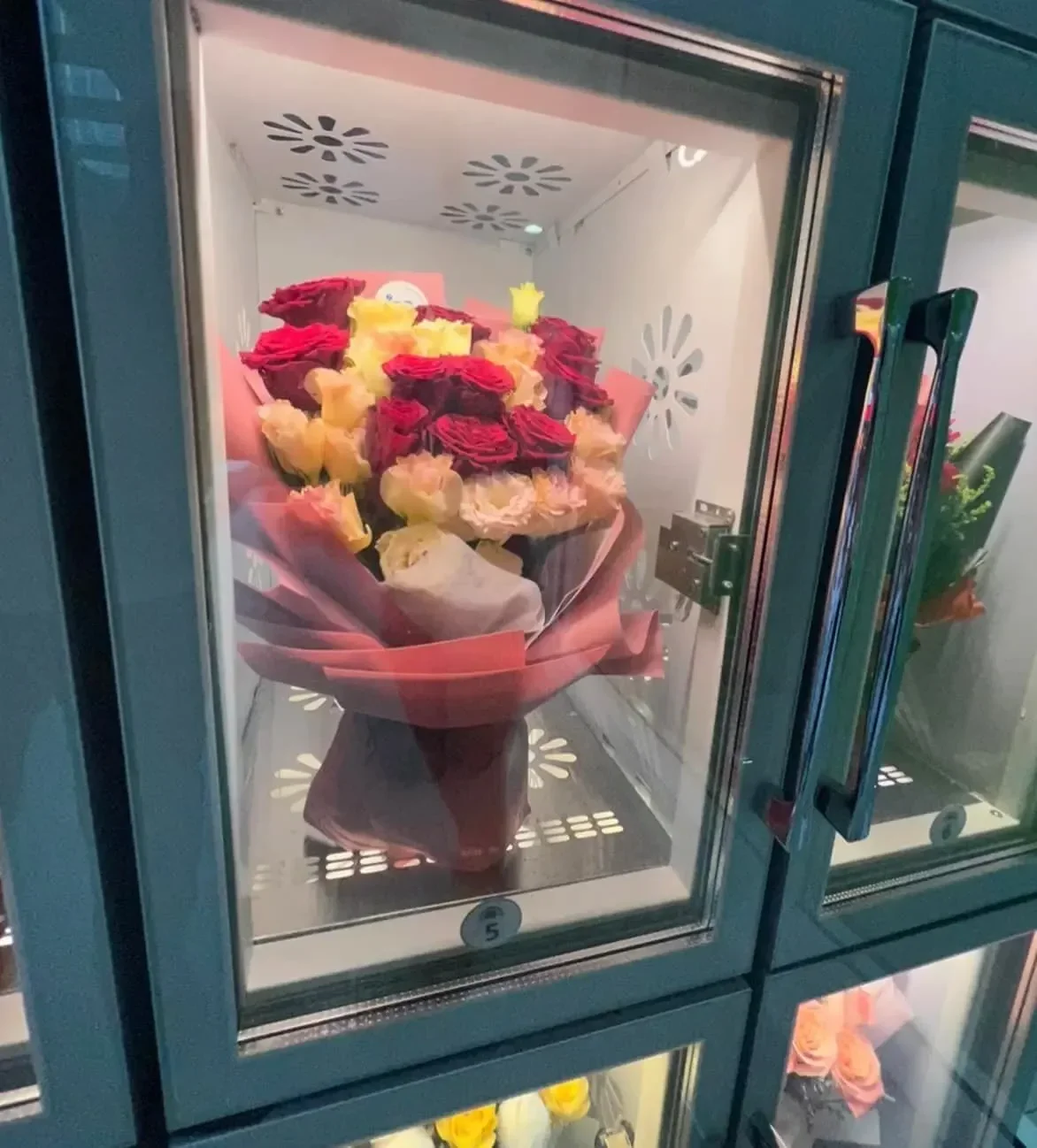 New Trend Automatic Flower Vending Machine Subway Use Fresh Flower Vending Machine For Sale