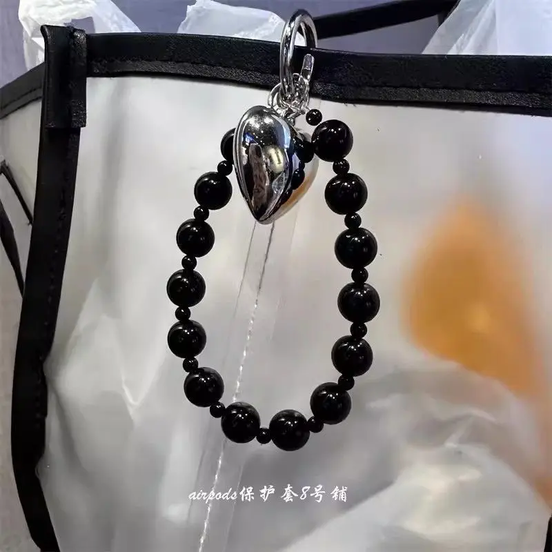 حبة فضية سوداء مع الحب تصميم الهاتف سحر قلادة لطيف المفاتيح ل Airpods iP17 المدرسية Ins كوريا DIY الملحقات