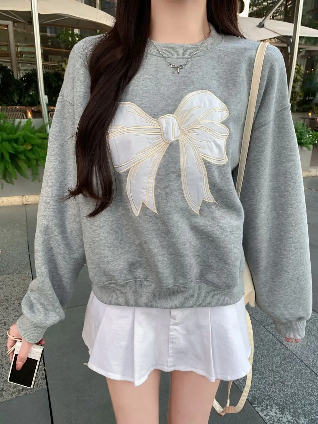 เสื้อฮู้ดดี้โอเวอร์ไซส์ผู้หญิง แต่งโบว์ปัก คอกลม แขนยาว ทรงหลวม ผ้าพลัฌ ใส่สบาย เหมาะสำหรับฤดูใบไม้ร่วงและฤดูหนาว เนื้อผ้าบางเบา