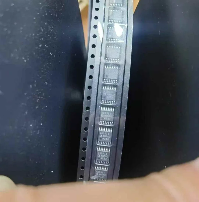 

ADG711BRUZ ADG711BRUZ-REEL аналоговый переключатель/мультиплексор Совершенно новая оригинальная интегральная схема микросхемы
