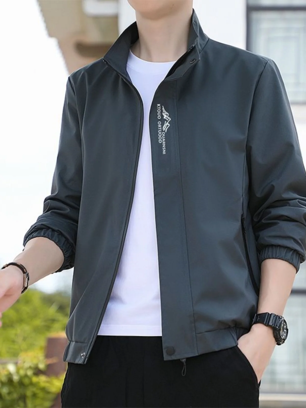 

2025 New Men's Casual Hooded Jaet Outerwear Winter Faion Loose Fit Polyester Fabric Windproof Long Sve Zipper