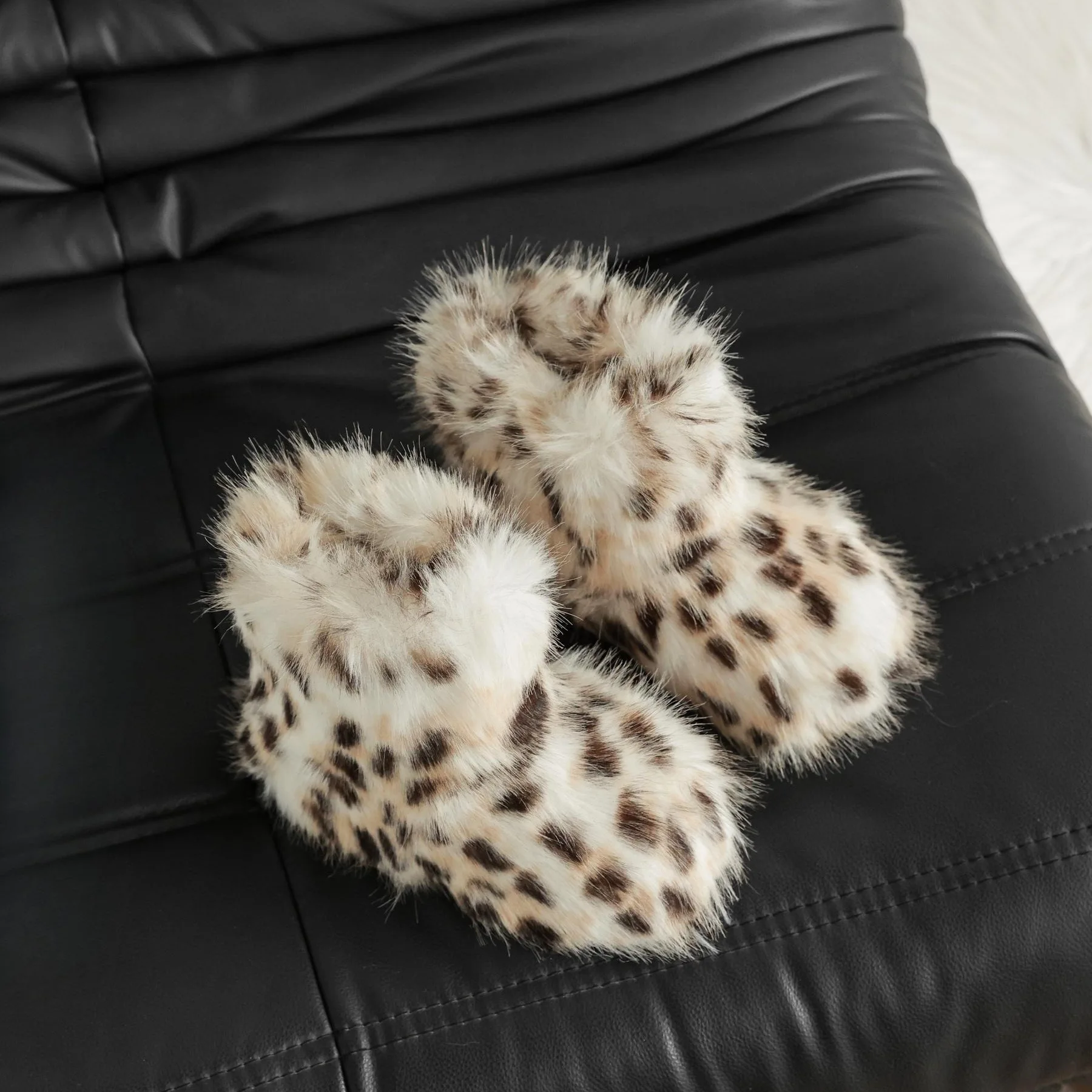 

Брендовые детские зимние ботинки 2025Зимняя мода с леопардовым узором, волосатые ботинки для девочек, бархатные туфли для девочек, милая детская обувь, модные женские ботинки