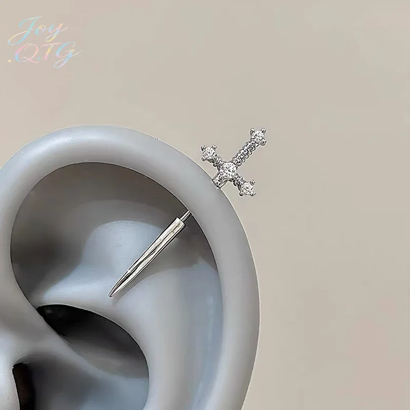 Nuevos pendientes cruzados con forma de espada y diamantes de imitación para mujeres y hombres, aretes punk de circonita flotante para perforación de hélice, joyería para cartílago de la oreja, regalos para parejas