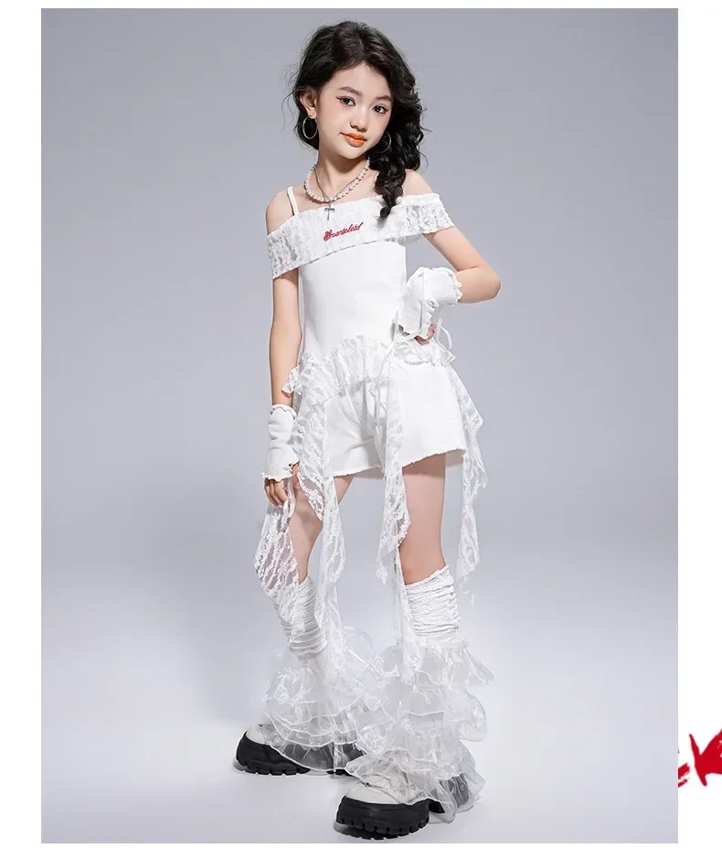 Mädchen Jazz Hip Hop Tanzoutfit, weißes ärmelloses Top mit seitlichen Ausschnitten, graue, gerippte Shorts mit Muster, Kinderkostüm für Bühnenauftritte. – Detail 1