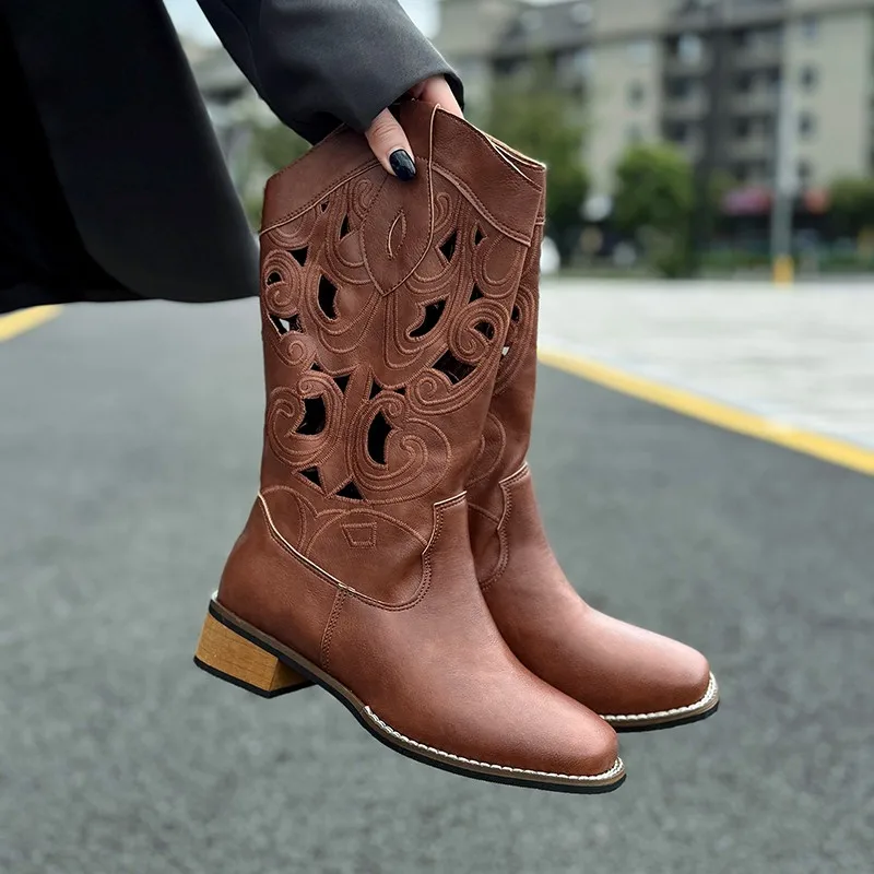 

Летние коричневые сапоги до середины икры с вышивкой в стиле вестерн, женская обувь в стиле ретро в пустыне, кожаный верх с круглым носком, резиновая подошва