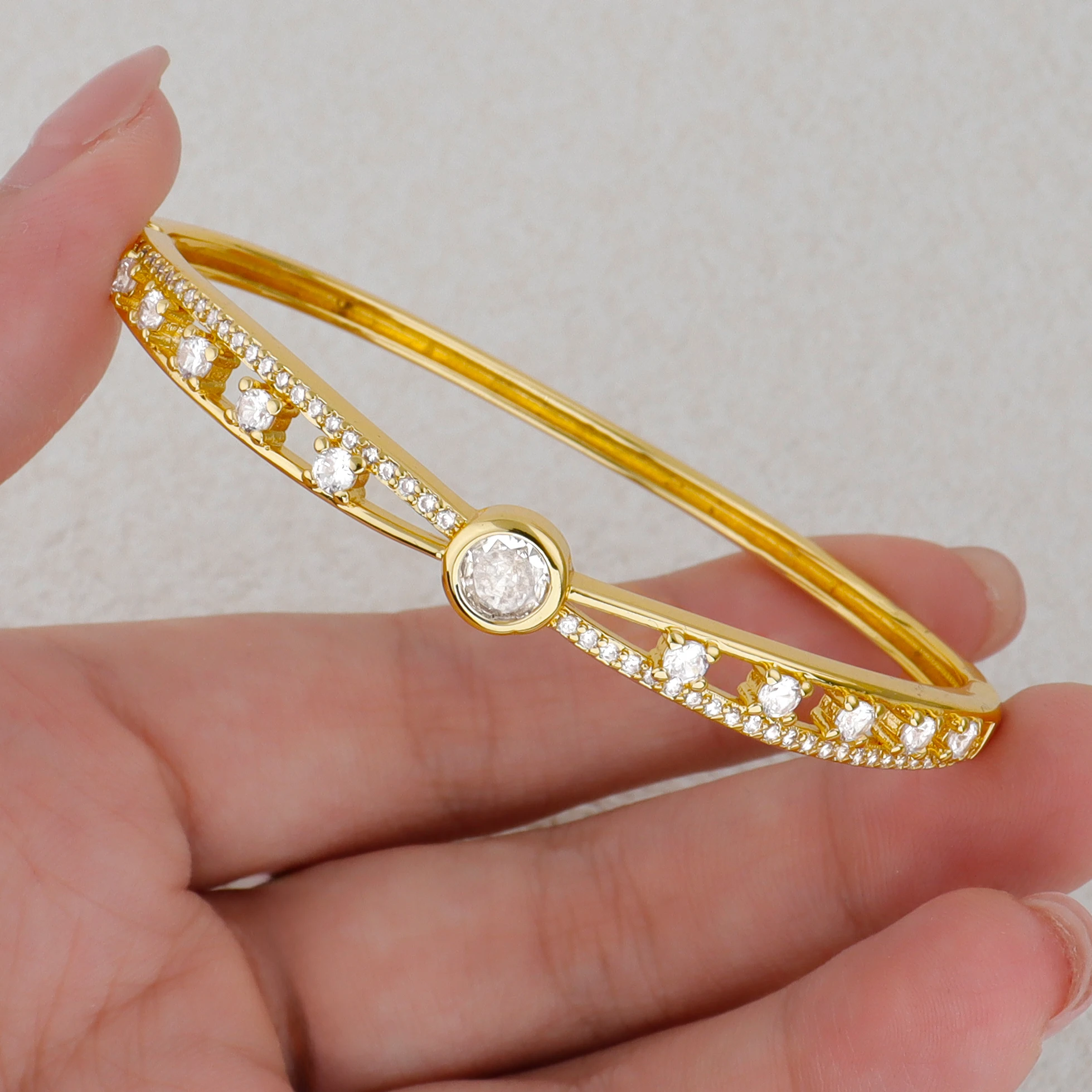 

Luxury Design Bracelet Women Gorgeous Wedding Jewelry Bright Round Zirconia Fashion Jewelry Women Engagement Gift for Friends