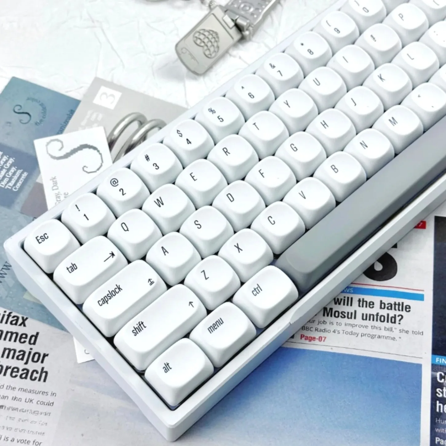 

Minimalist Mechanical Keyboard Keychain, Pure White Keycap Set, PBT, MOA/XDA Cap, 130 Keys