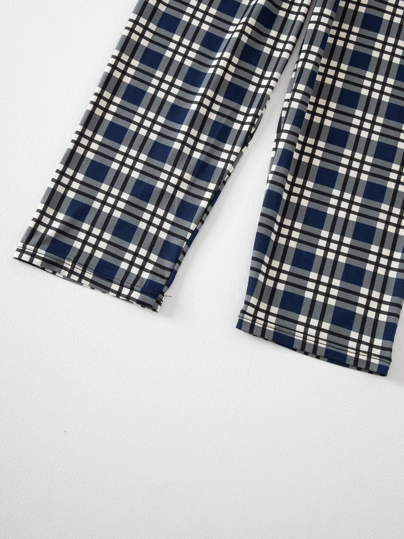 3-teiliges Set mit mehrfarbigen, karierten Kinderhosen für Jungen und Mädchen, bequeme und vielseitige Schlafbekleidung für zu Hause – Detail 13