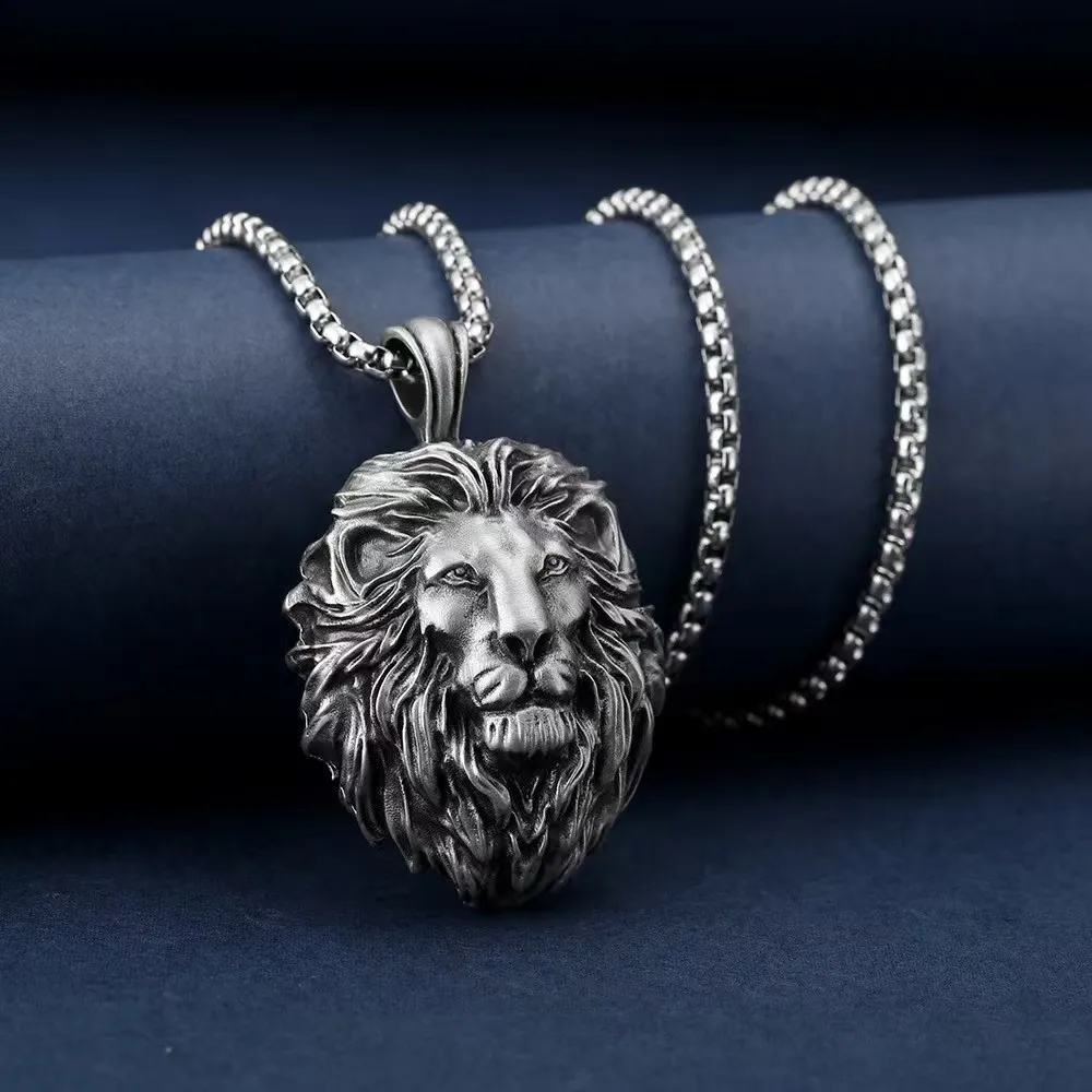 El collar con colgante de cabeza de león es muy popular; presenta un león animal o un león masculino y tiene un look vintage.