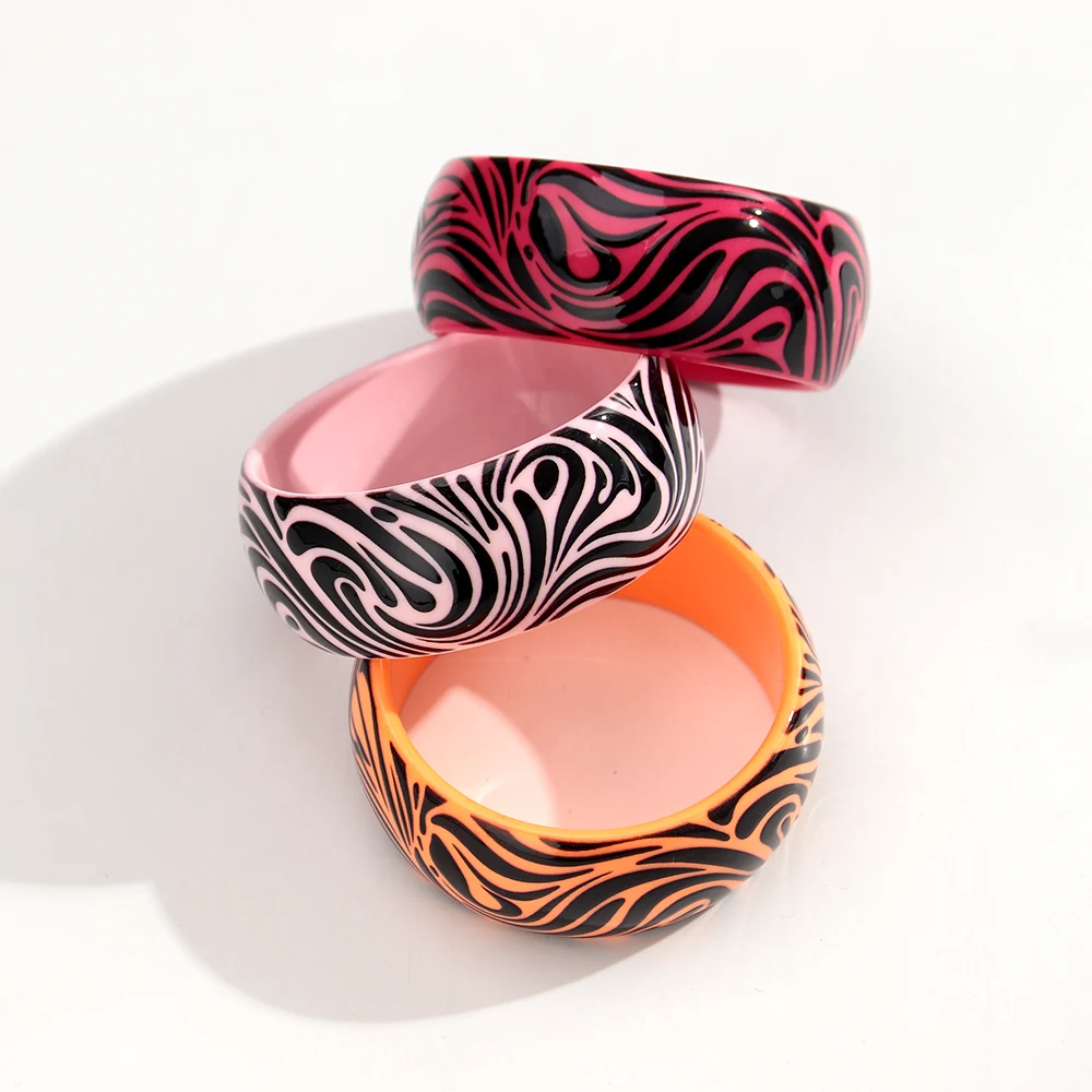 Modische Breite Unregelmäßige Gestreifte Manschettenarmbänder aus Kunstharz für Frauen Neue Acryl-Chunky Geometrische Runde Armreifen Retro-Schmuckgeschenke – Detail 3