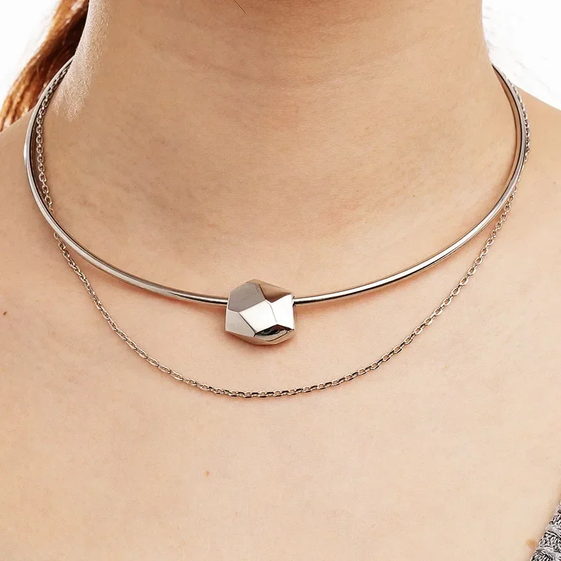 

Vintage alloy necklace, suitable for daily wear. Avant garde metal personalized chain, a must-have for parties and birthdays