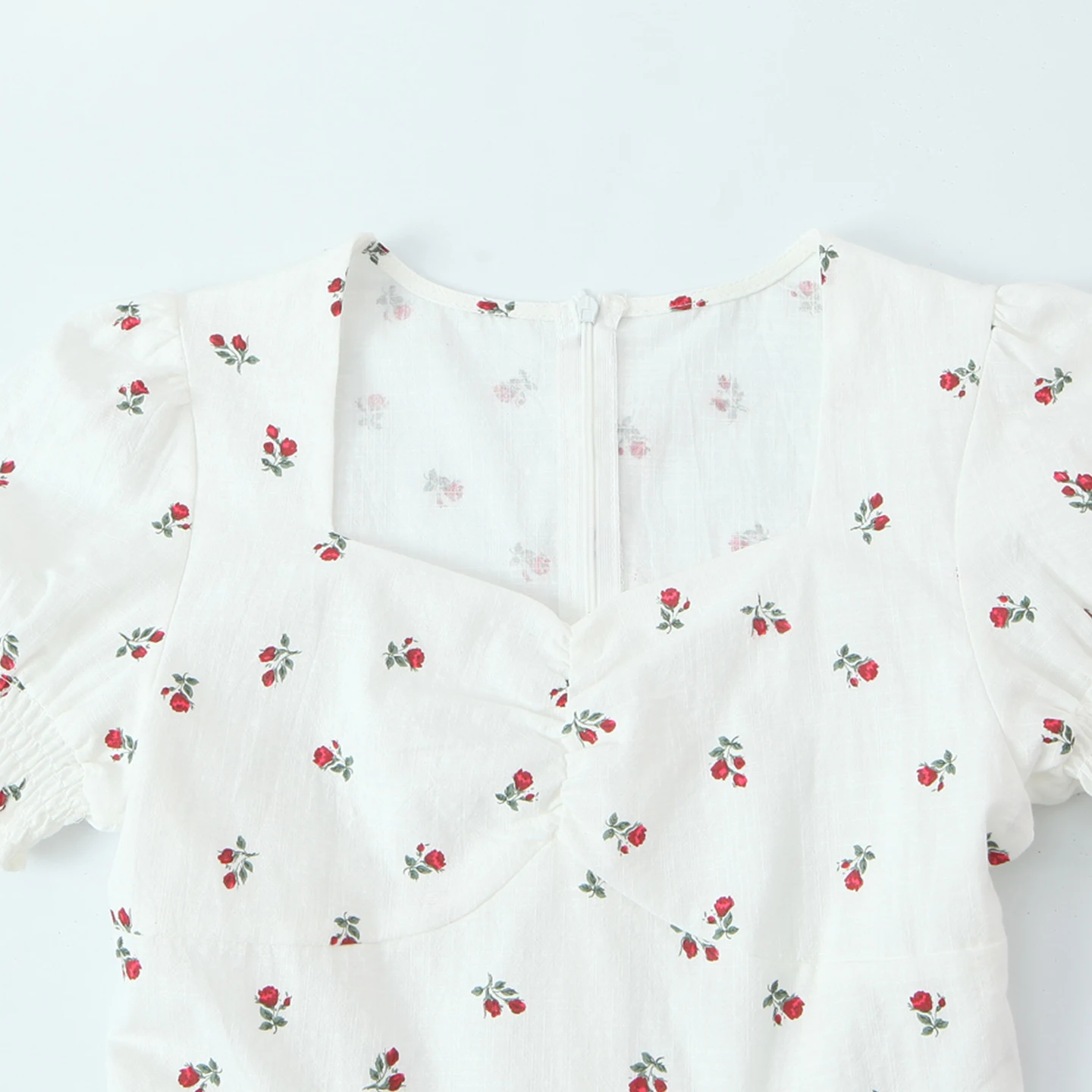 فستان نسائي ريترو سلي موديل 2025 شتوي جديد بطبعة ورود صغيرة وياقة مربعة وتصميم نحيف وأكمام منتفخة وطبعة زهور