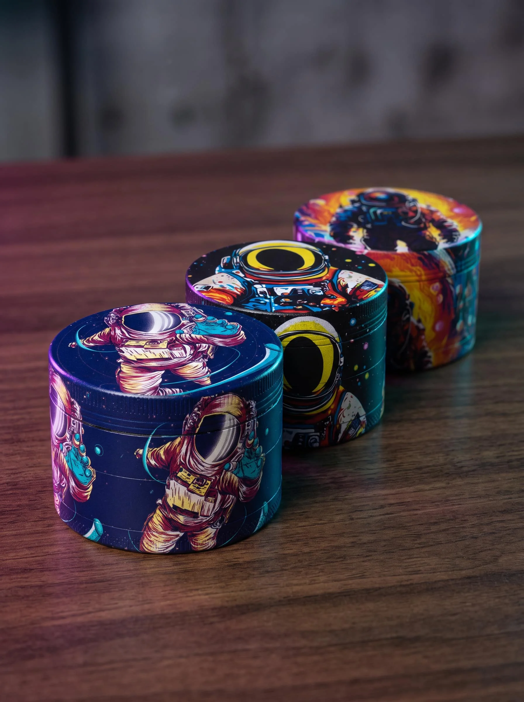 50mm Astronaut Pattern Grinder Metal 4-Layer Spice Grinder with Mesh Screen Portable Manual Mill for Kitchen Travel Tabletop Use