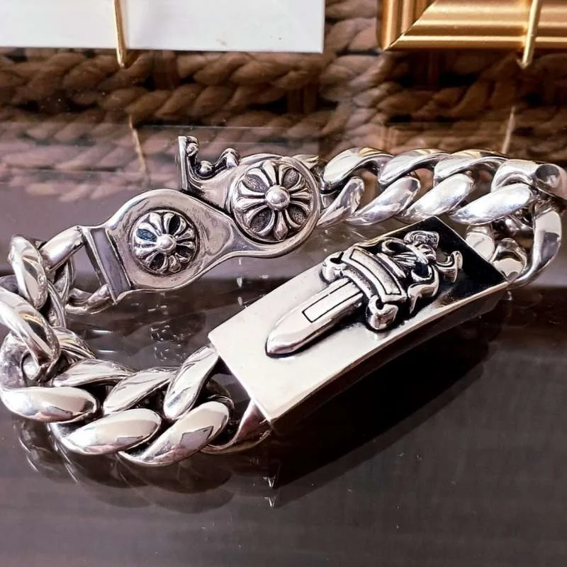 Bracelet à maillons cubains en argent avec accent d'épée et de fleur de lis : bijoux de déclaration ornés audacieux