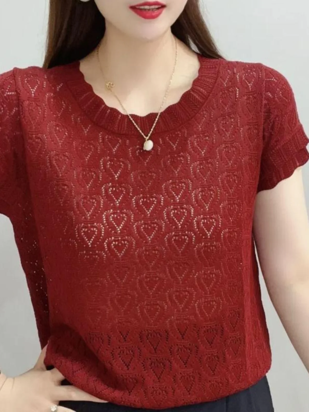 blusa-de-malha-feminina-moderna-com-gola-redonda-renda-vazada-manga-curta-solta-efeito-emagrecedor-tendencia-de-verao-v