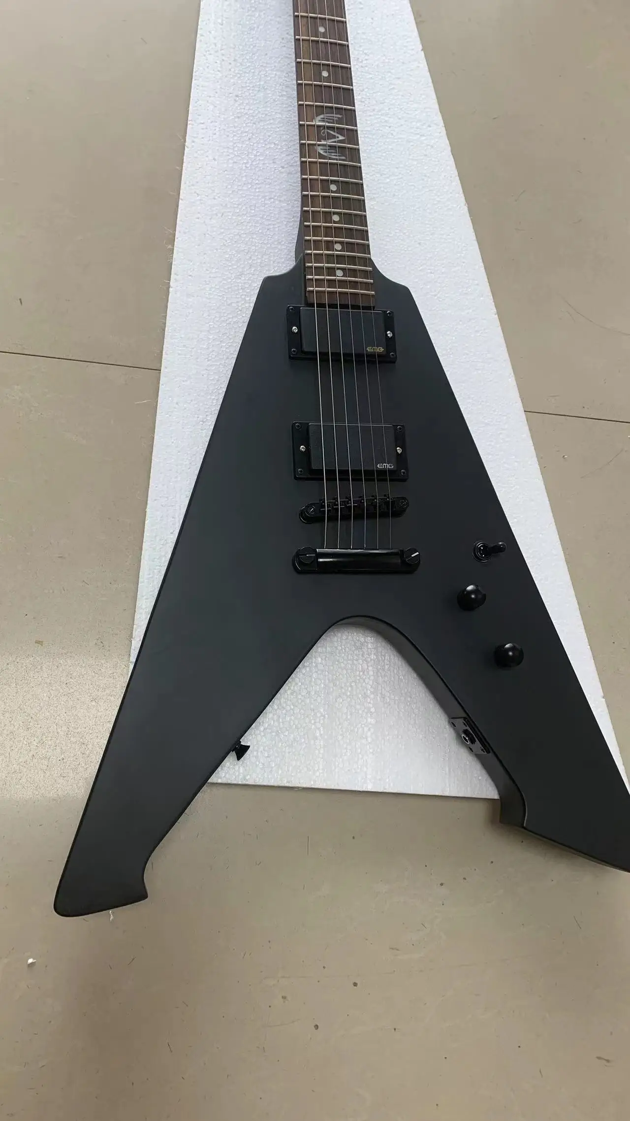 

2023 New shaped 6-string electric guitar, double active pickup, black matte paint, free shipping