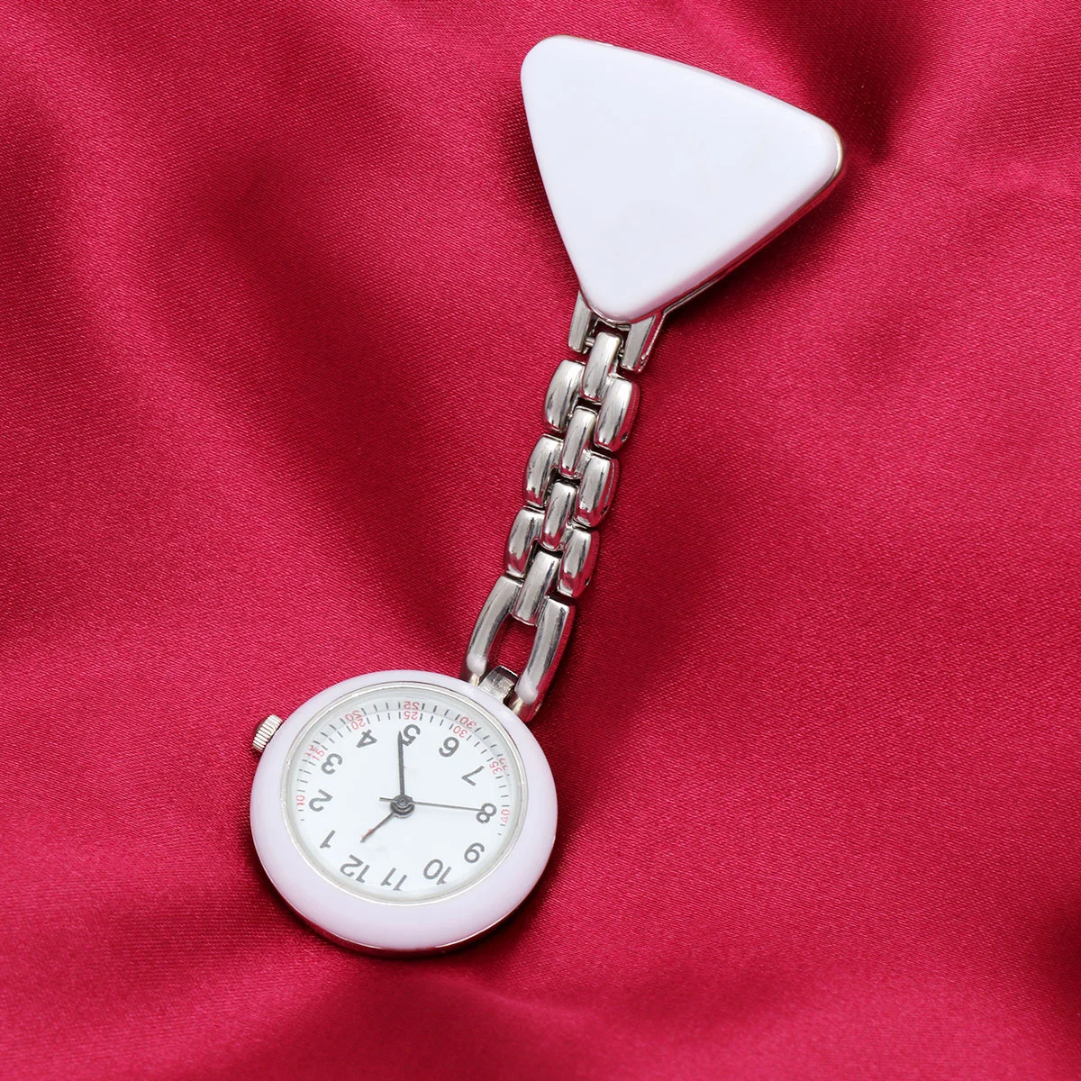 ساعة ممرضة طبية محمولة مقاومة للماء ساعة جيب للأطباء والممرضات وموظفي المستشفى هدية فكرة دبوس مثلث ساعة بيضاء