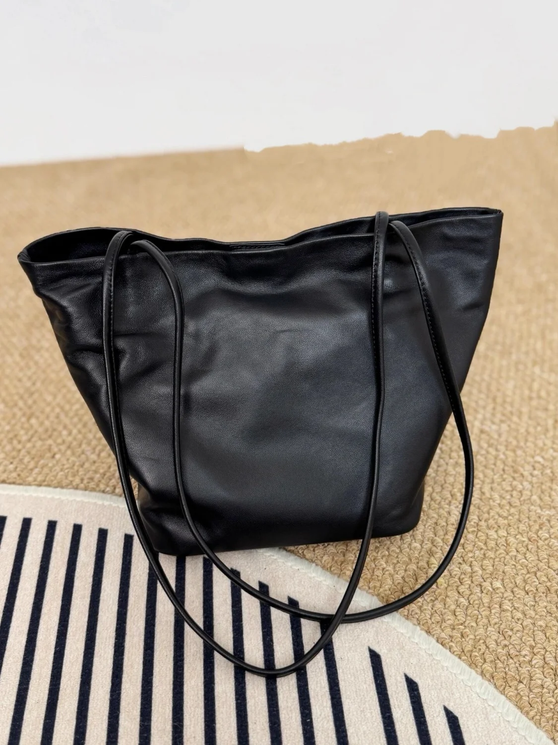 

Fashionable Versatile Large Capacity Commuting Shoulder Bags Niche Soft Leather Design Solid Color Tote Bags 2025 New