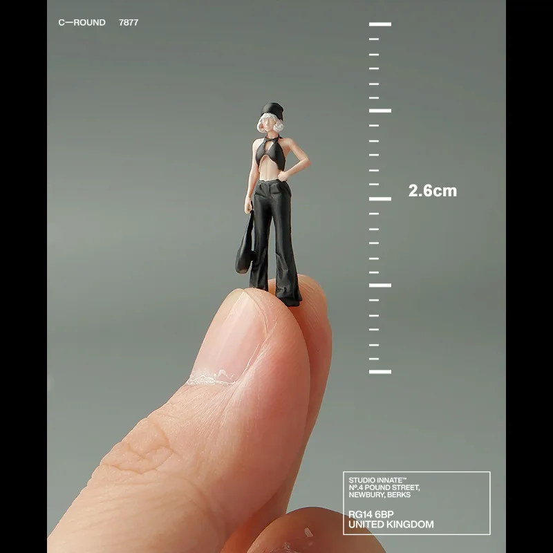 1:64 Miniature Handbag-carrying Silver-haired Fashionable Girl Beauty Figure Model, Small-scale Diorama Prop, Micro Photography