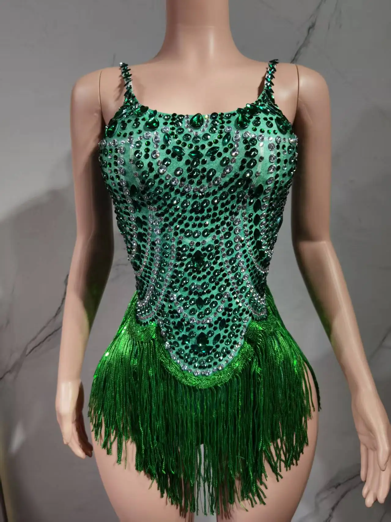 Der Stern singt mit der gleichen blauen Quaste, einem strahlend weißen und wilden Tanzmusikfestival-Kostüm