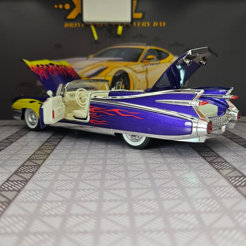

1:24 simulation Cadillac rocket alloy car model, doors and engine hood, trunk can be opened has simulated sound and lighting