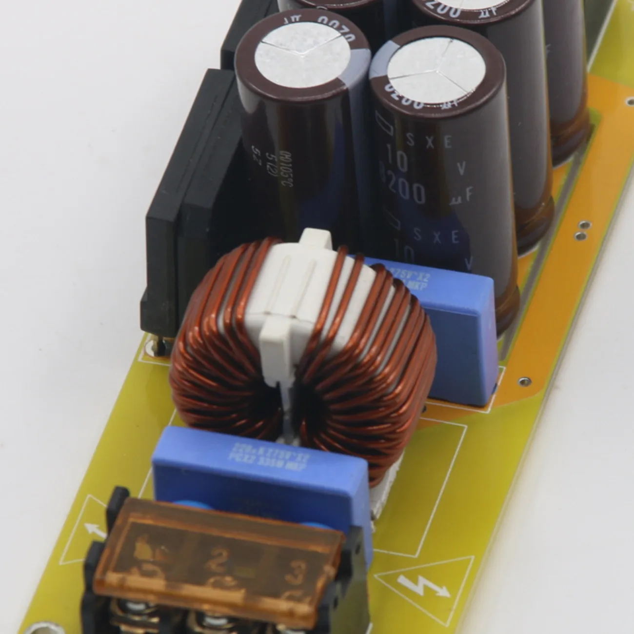 Выход переменного тока, защита от помех, лазоляция постоянного тока, очистка источника питания, плата фильтра