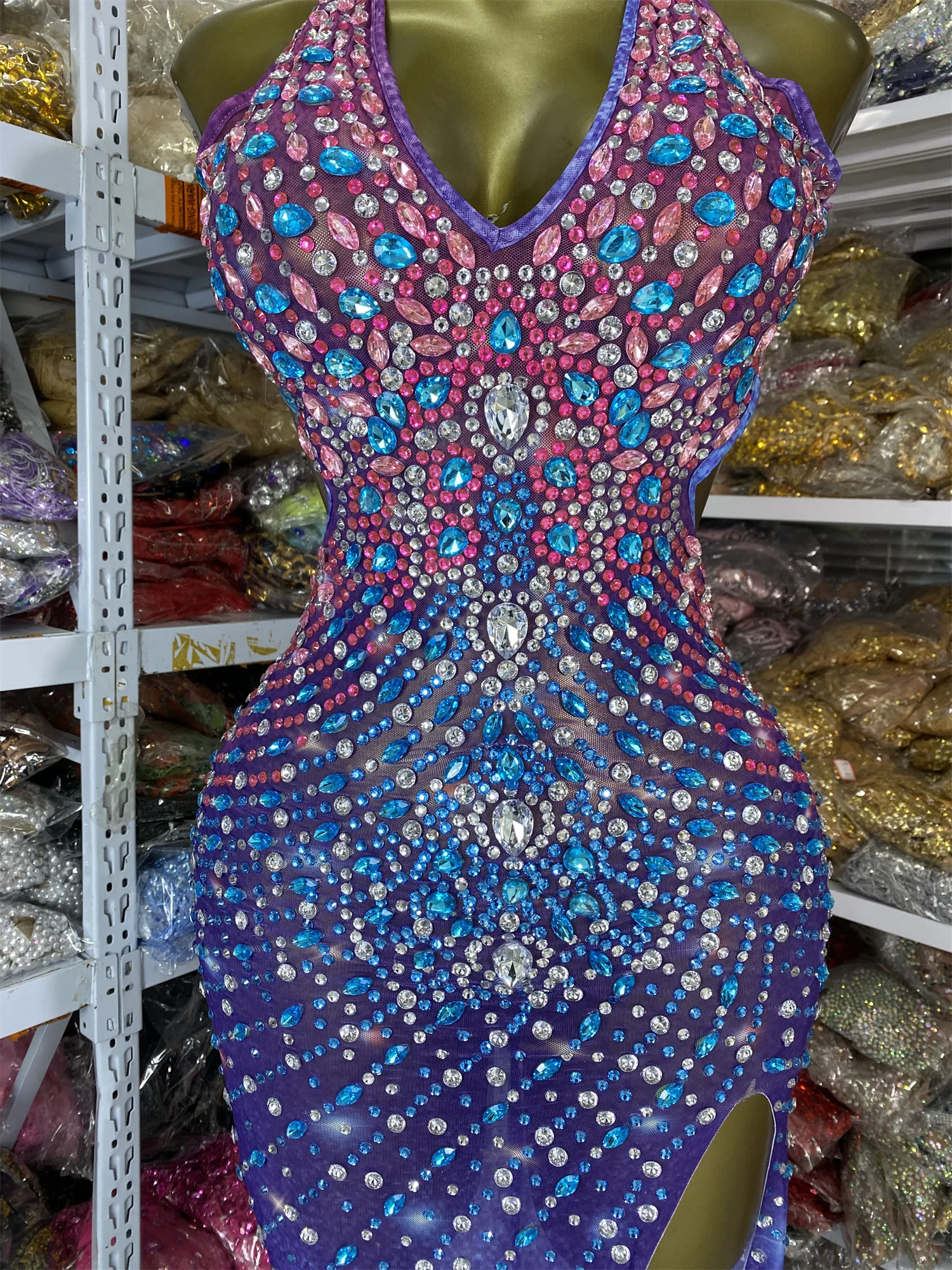 ชุดราตรีหรูหราสำหรับผู้หญิง ประดับคริสตัลหลากสีสัน ผ้าตาข่าย คอวี เปิดหลัง ผ่าขา ยาวแบบแม็กซี่ สำหรับนักร้อง ชุดแสดงบนเวที ถ่ายภาพ