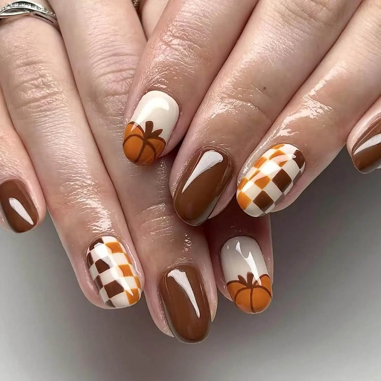 Halloween Press on Nails Short Oval Fake Nails Brown False Nail with Pumpkin Checkerboard Designs Glossy Glue on Nail Cute