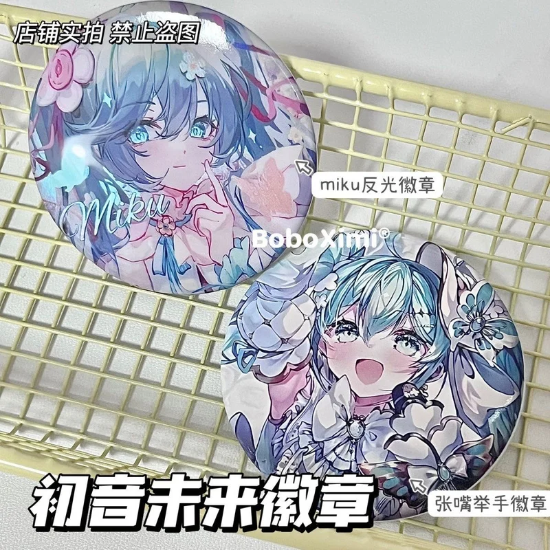 58MM Kawaii Hatsune Miku สะท้อนแสงบาร์ Miku อะนิเมะอุปกรณ์ต่อพ่วงการ์ตูนน่ารัก Badge นักเรียนกระเป๋าเป้สะพายหลังแขวนเข็มกลัดสาวของเล่นของขวัญ