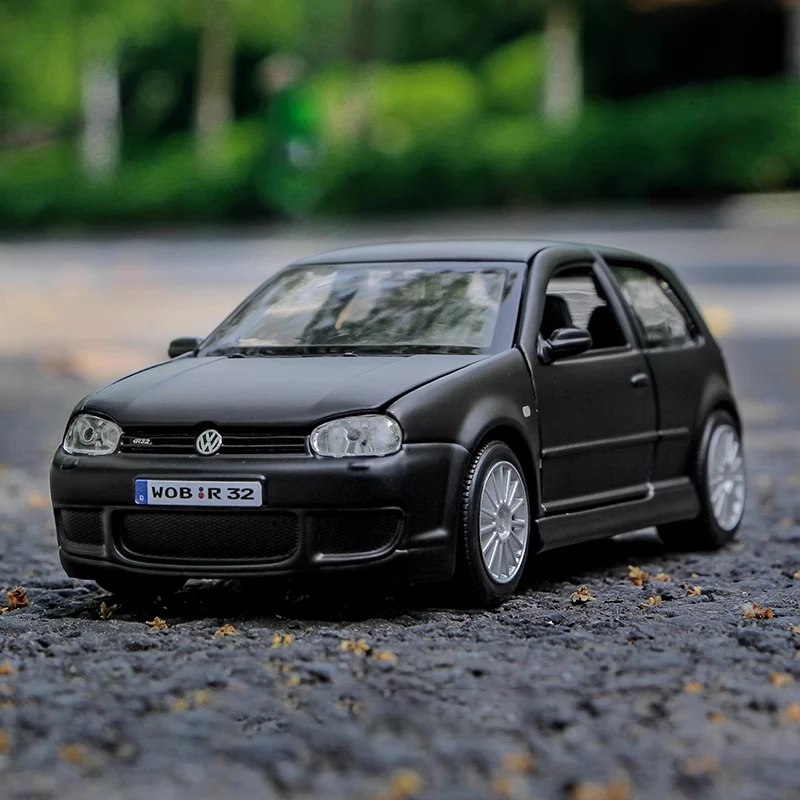 Maisto 1:24 Volkswagen VW Golf R32 Alloy Car Diecasts & Toy Vehicles Car Model Miniature Scale Model Car Toy For Children